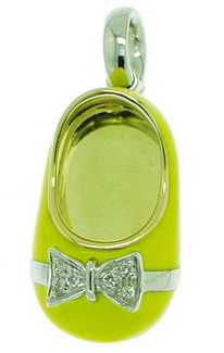 18 carat Yellow Enamel and Diamond Baby Shoe. - Click Image to Close