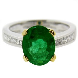 Contemporary Oval Emerald ring with Diamond Shoulders. 18ct Gold - Click Image to Close