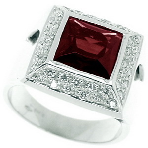 A Large Square Garnet & Diamond Ring. 18k Gold - 750. - Click Image to Close