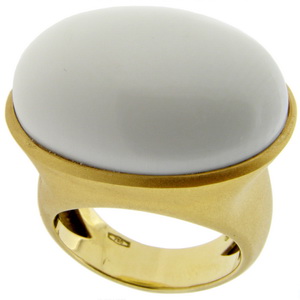 A Stunning and Stylish Ivory and Yellow Gold Ring. 18kt Gold.